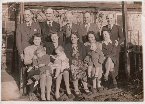 Familygroup1946.jpg - 42257 Bytes