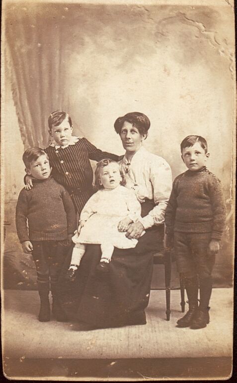 Grandmaandherfourboys.jpg - 57167 Bytes